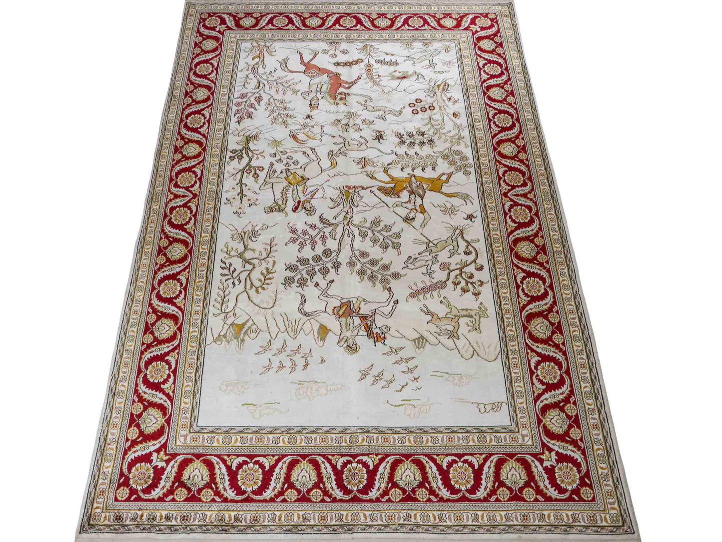 Feiner, handgeknüpfter Art Ghom aus Kunstseide. Ursprung China. Größe: 185 x 122 cm. Hauptfarben: Weiß, Creme, Rot. Vertrieb durch JUPITER Intl.