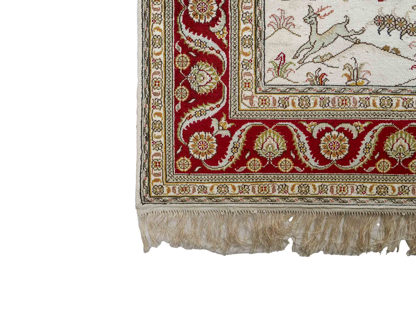 Feiner, handgeknüpfter Art Ghom aus Kunstseide. Ursprung China. Größe: 185 x 122 cm. Hauptfarben: Weiß, Creme, Rot. Vertrieb durch JUPITER Intl.