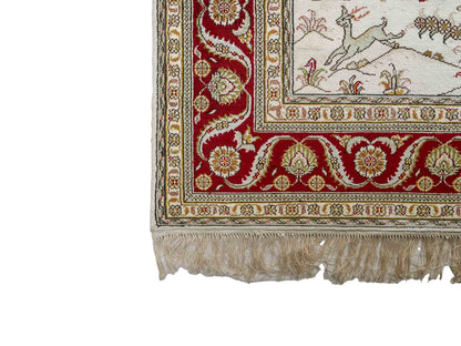 Feiner, handgeknüpfter Art Ghom aus Kunstseide. Ursprung China. Größe: 185 x 122 cm. Hauptfarben: Weiß, Creme, Rot. Vertrieb durch JUPITER Intl.