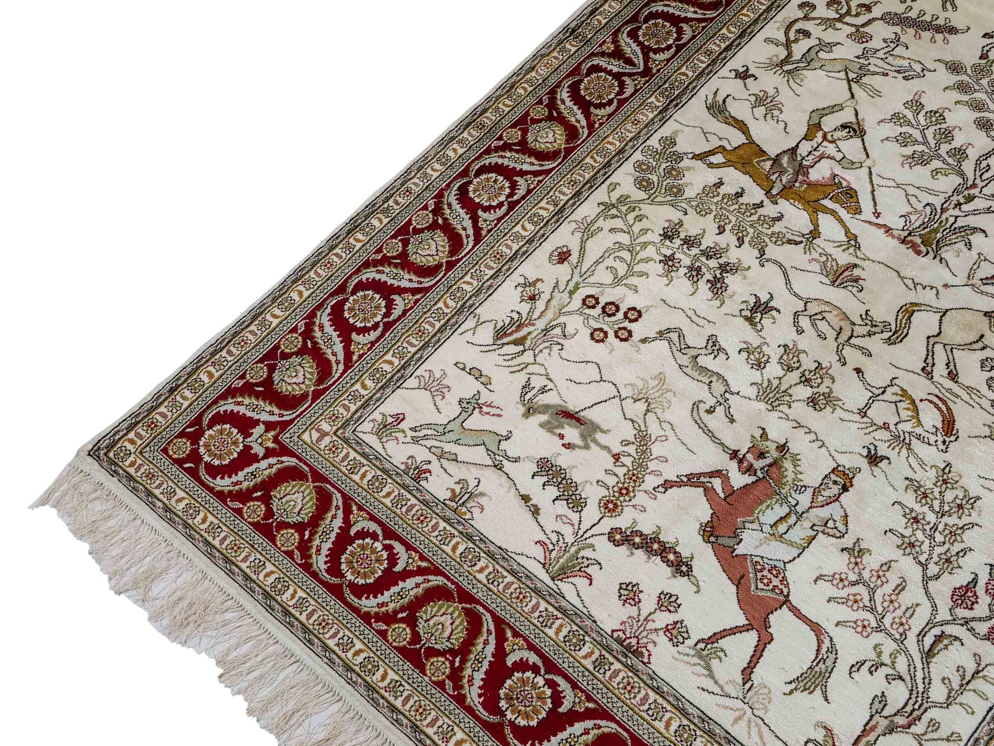 Feiner, handgeknüpfter Art Ghom aus Kunstseide. Ursprung China. Größe: 185 x 122 cm. Hauptfarben: Weiß, Creme, Rot. Vertrieb durch JUPITER Intl.