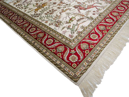 Feiner, handgeknüpfter Art Ghom aus Kunstseide. Ursprung China. Größe: 185 x 123 cm. Hauptfarben: Weiß, Creme, Rot. Vertrieb durch JUPITER Intl.