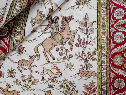 Feiner, handgeknüpfter Art Ghom aus Kunstseide. Ursprung China. Größe: 185 x 123 cm. Hauptfarben: Weiß, Creme, Rot. Vertrieb durch JUPITER Intl.