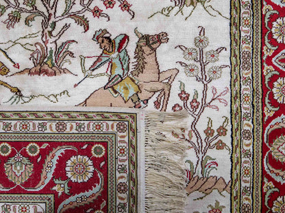 Feiner, handgeknüpfter Art Ghom aus Kunstseide. Ursprung China. Größe: 185 x 123 cm. Hauptfarben: Weiß, Creme, Rot. Vertrieb durch JUPITER Intl.