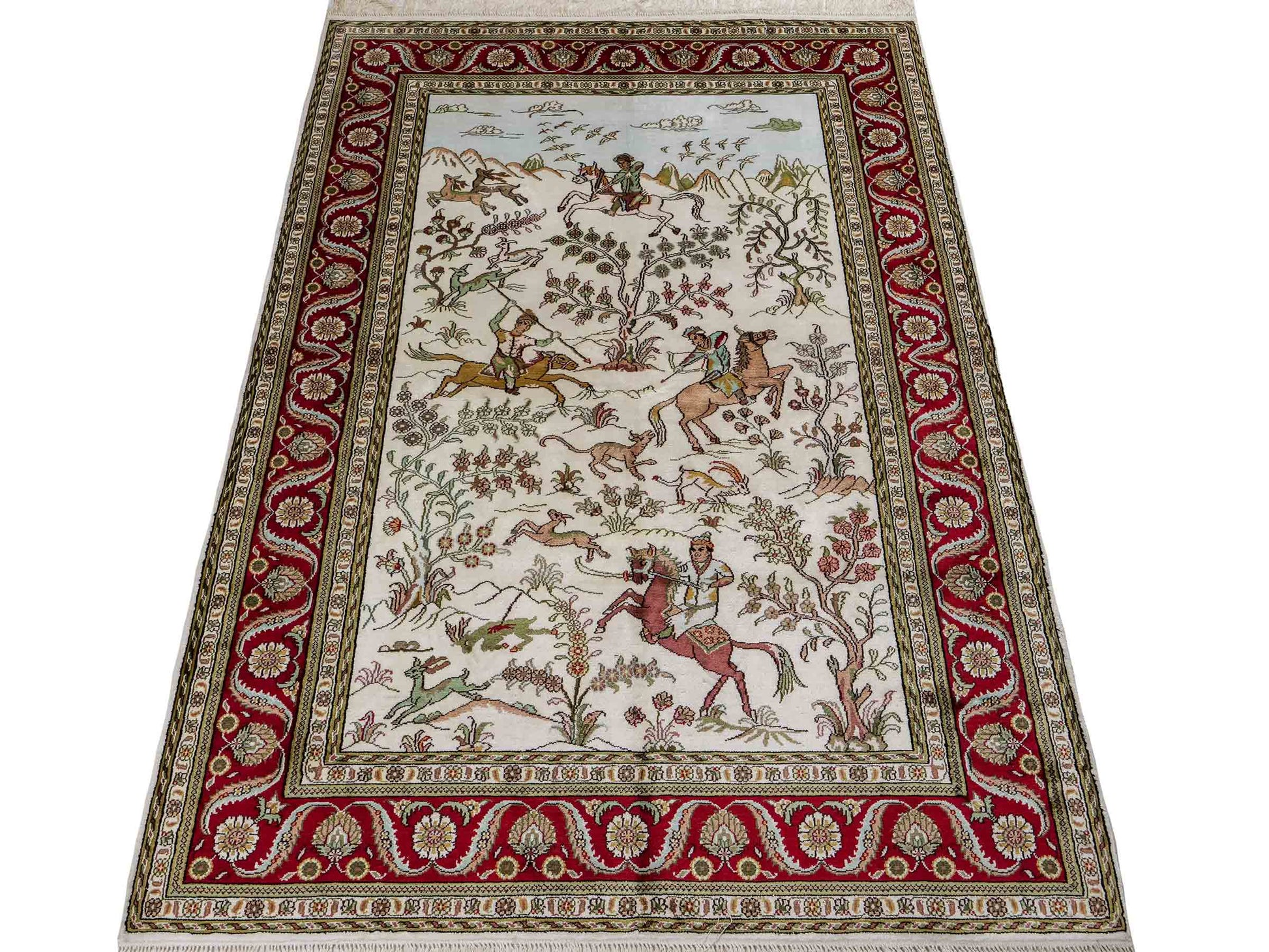 Feiner, handgeknüpfter Art Ghom aus Kunstseide. Ursprung China. Größe: 185 x 123 cm. Hauptfarben: Weiß, Creme, Rot. Vertrieb durch JUPITER Intl.