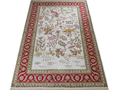 Feiner, handgeknüpfter Art Ghom aus Kunstseide. Ursprung China. Größe: 185 x 123 cm. Hauptfarben: Weiß, Creme, Rot. Vertrieb durch JUPITER Intl.