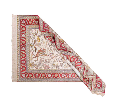 Feiner, handgeknüpfter Art Ghom aus Kunstseide. Ursprung China. Größe: 185 x 123 cm. Hauptfarben: Weiß, Creme, Rot. Vertrieb durch JUPITER Intl.