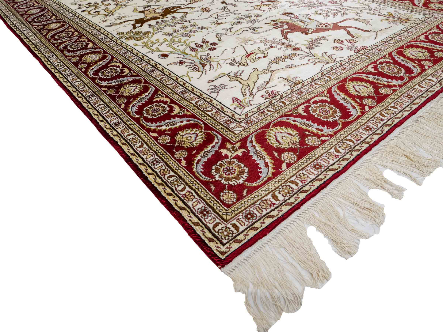 Feiner, handgeknüpfter Art Ghom aus Kunstseide. Ursprung China. Größe: 185 x 124 cm. Hauptfarben: Weiß, Creme, Rot. Vertrieb durch JUPITER Intl.