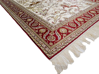 Feiner, handgeknüpfter Art Ghom aus Kunstseide. Ursprung China. Größe: 185 x 124 cm. Hauptfarben: Weiß, Creme, Rot. Vertrieb durch JUPITER Intl.