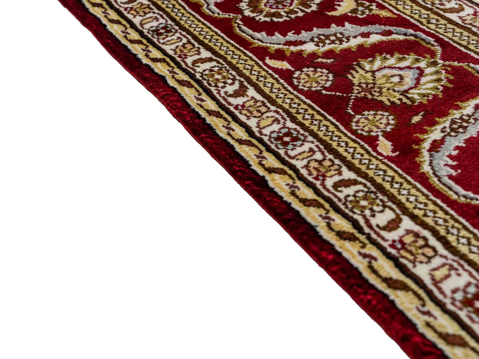 Feiner, handgeknüpfter Art Ghom aus Kunstseide. Ursprung China. Größe: 185 x 124 cm. Hauptfarben: Weiß, Creme, Rot. Vertrieb durch JUPITER Intl.