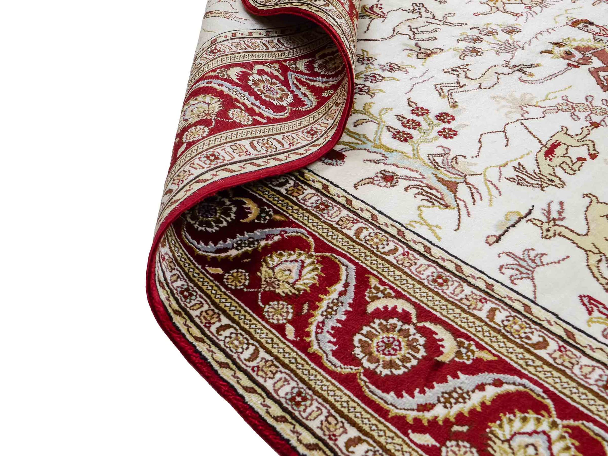 Feiner, handgeknüpfter Art Ghom aus Kunstseide. Ursprung China. Größe: 185 x 124 cm. Hauptfarben: Weiß, Creme, Rot. Vertrieb durch JUPITER Intl.