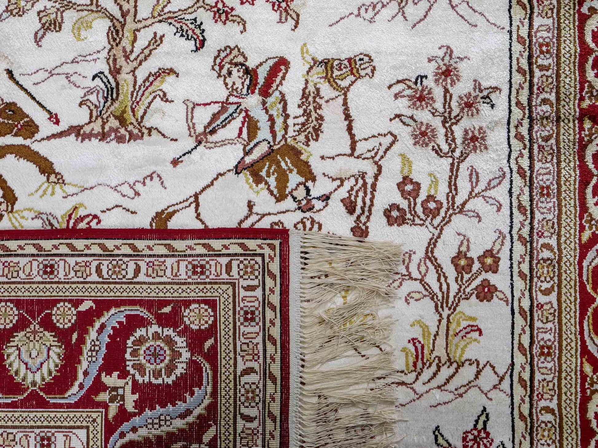 Feiner, handgeknüpfter Art Ghom aus Kunstseide. Ursprung China. Größe: 185 x 124 cm. Hauptfarben: Weiß, Creme, Rot. Vertrieb durch JUPITER Intl.
