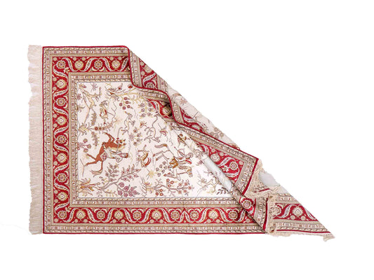 Feiner, handgeknüpfter Art Ghom aus Kunstseide. Ursprung China. Größe: 185 x 124 cm. Hauptfarben: Weiß, Creme, Rot. Vertrieb durch JUPITER Intl.