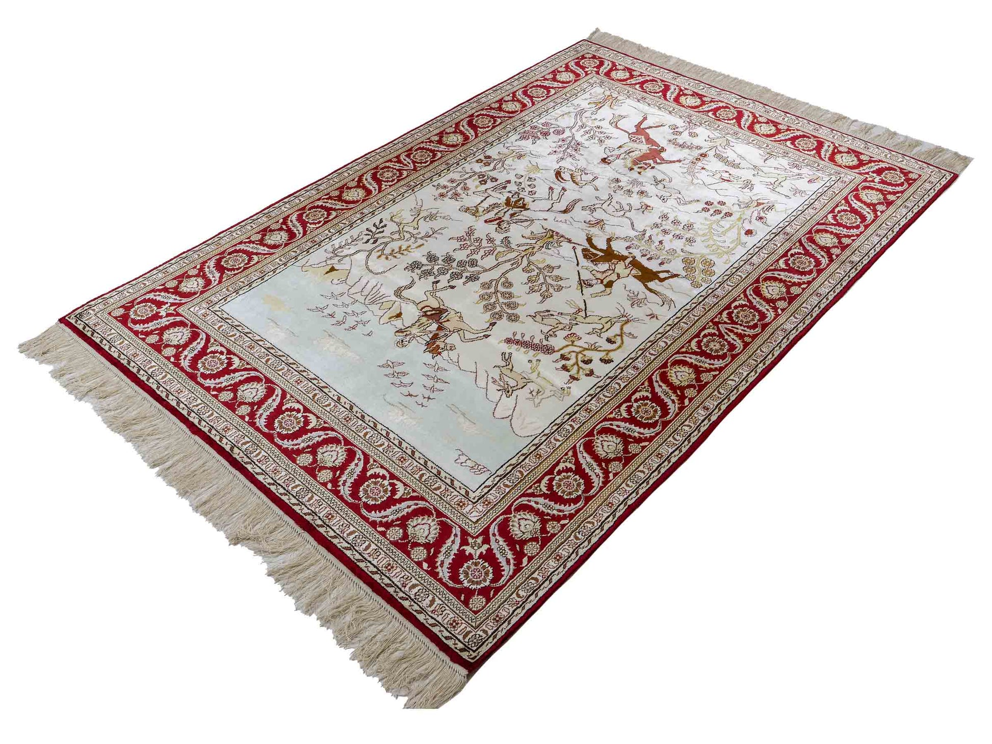 Feiner, handgeknüpfter Art Ghom aus Kunstseide. Ursprung China. Größe: 185 x 124 cm. Hauptfarben: Weiß, Creme, Rot. Vertrieb durch JUPITER Intl.