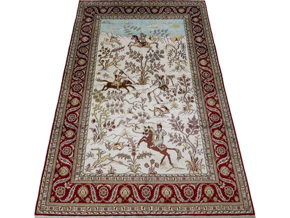 Feiner, handgeknüpfter Art Ghom aus Kunstseide. Ursprung China. Größe: 185 x 124 cm. Hauptfarben: Weiß, Creme, Rot. Vertrieb durch JUPITER Intl.