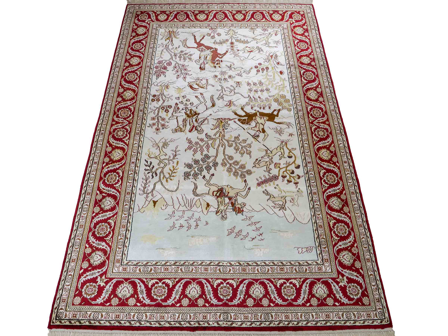 Feiner, handgeknüpfter Art Ghom aus Kunstseide. Ursprung China. Größe: 185 x 124 cm. Hauptfarben: Weiß, Creme, Rot. Vertrieb durch JUPITER Intl.