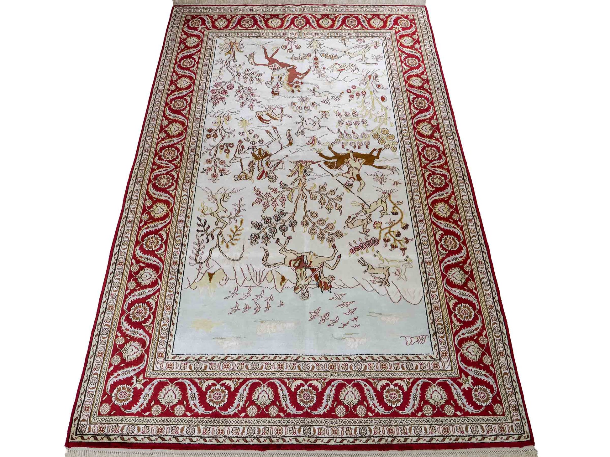 Feiner, handgeknüpfter Art Ghom aus Kunstseide. Ursprung China. Größe: 185 x 124 cm. Hauptfarben: Weiß, Creme, Rot. Vertrieb durch JUPITER Intl.