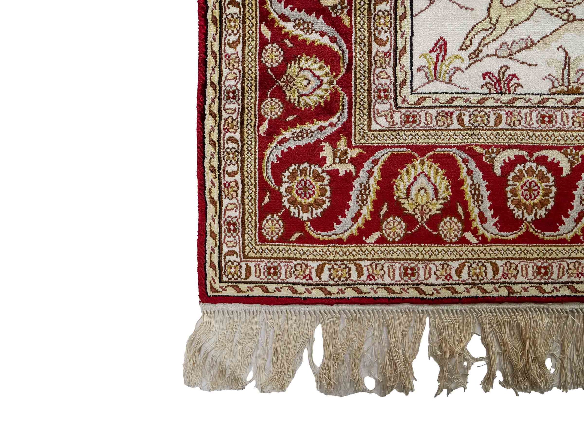 Feiner, handgeknüpfter Art Ghom aus Kunstseide. Ursprung China. Größe: 185 x 124 cm. Hauptfarben: Weiß, Creme, Rot. Vertrieb durch JUPITER Intl.