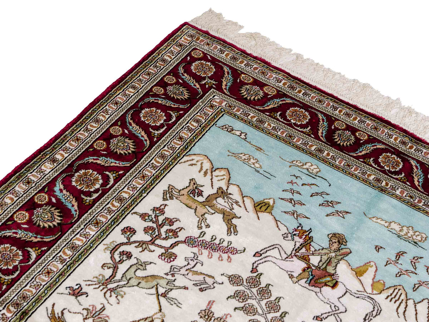 Feiner, handgeknüpfter Art Ghom aus Kunstseide. Ursprung China. Größe: 185 x 124 cm. Hauptfarben: Weiß, Creme, Rot. Vertrieb durch JUPITER Intl.