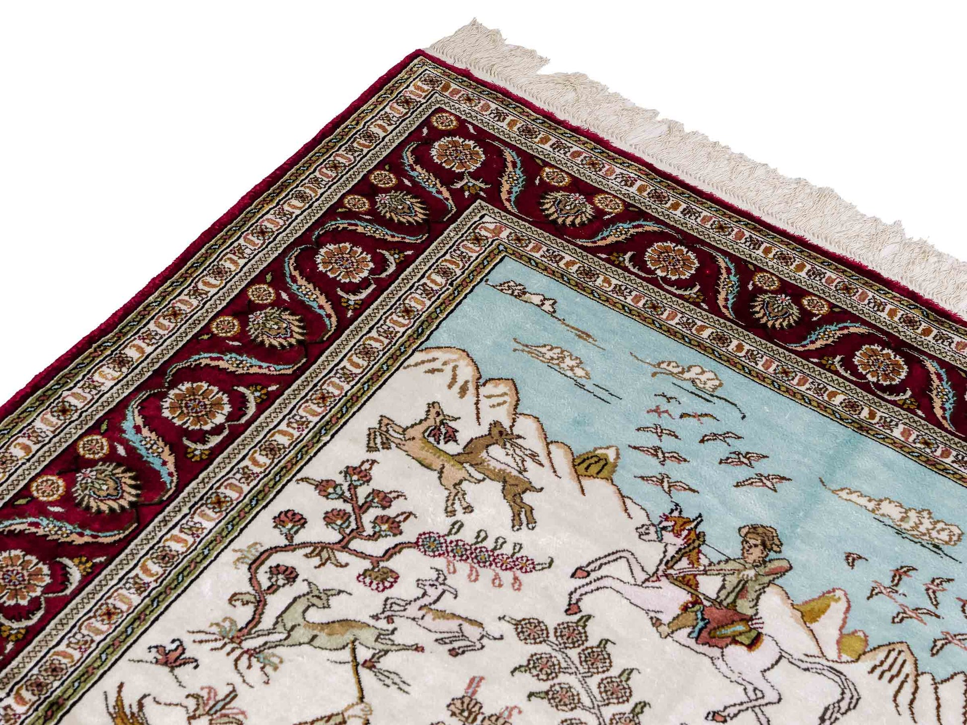 Feiner, handgeknüpfter Art Ghom aus Kunstseide. Ursprung China. Größe: 185 x 124 cm. Hauptfarben: Weiß, Creme, Rot. Vertrieb durch JUPITER Intl.