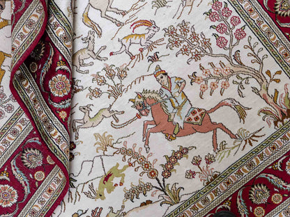 Feiner, handgeknüpfter Art Ghom aus Kunstseide. Ursprung China. Größe: 185 x 124 cm. Hauptfarben: Weiß, Creme, Rot. Vertrieb durch JUPITER Intl.