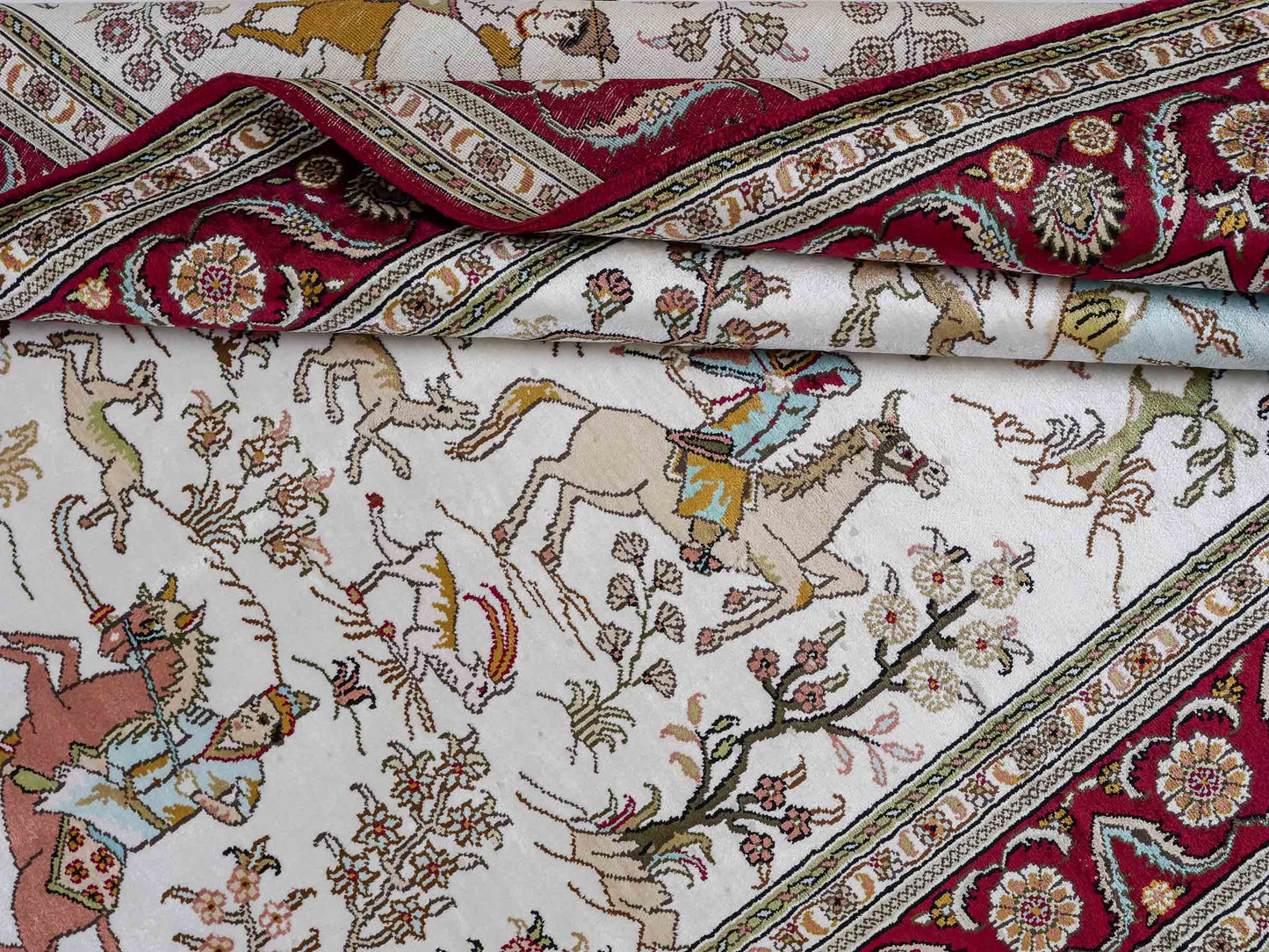 Feiner, handgeknüpfter Art Ghom aus Kunstseide. Ursprung China. Größe: 185 x 124 cm. Hauptfarben: Weiß, Creme, Rot. Vertrieb durch JUPITER Intl.