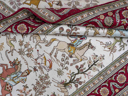 Feiner, handgeknüpfter Art Ghom aus Kunstseide. Ursprung China. Größe: 185 x 124 cm. Hauptfarben: Weiß, Creme, Rot. Vertrieb durch JUPITER Intl.