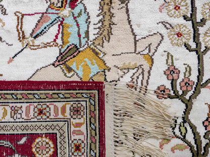 Feiner, handgeknüpfter Art Ghom aus Kunstseide. Ursprung China. Größe: 185 x 124 cm. Hauptfarben: Weiß, Creme, Rot. Vertrieb durch JUPITER Intl.