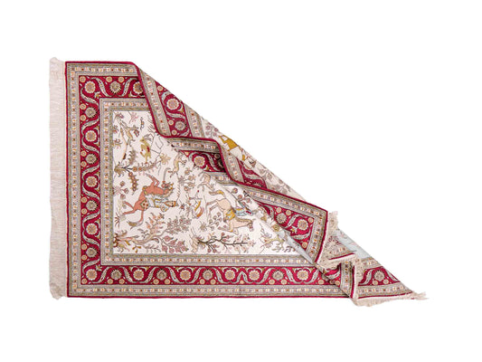 Feiner, handgeknüpfter Art Ghom aus Kunstseide. Ursprung China. Größe: 185 x 124 cm. Hauptfarben: Weiß, Creme, Rot. Vertrieb durch JUPITER Intl.