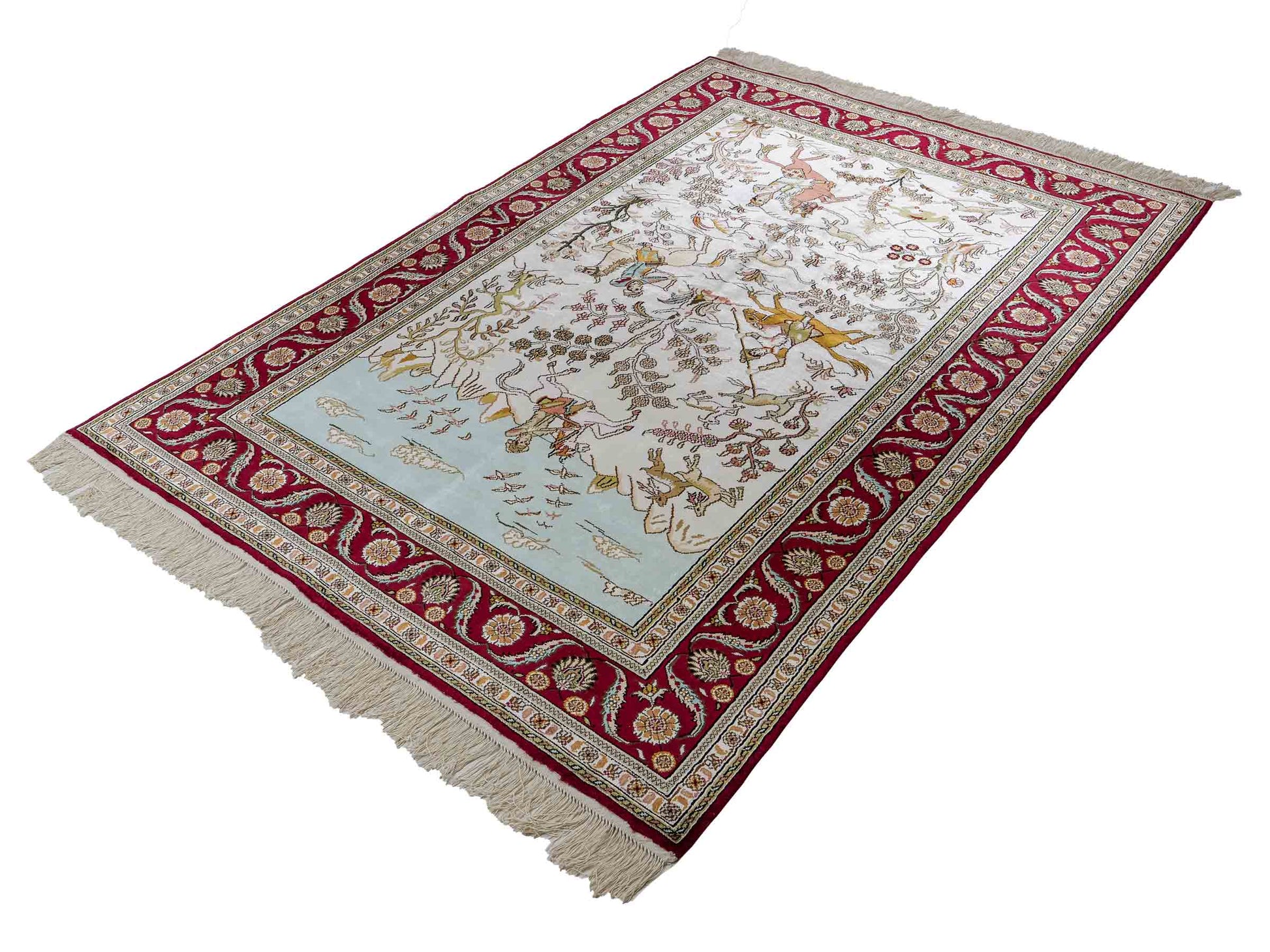 Feiner, handgeknüpfter Art Ghom aus Kunstseide. Ursprung China. Größe: 185 x 124 cm. Hauptfarben: Weiß, Creme, Rot. Vertrieb durch JUPITER Intl.