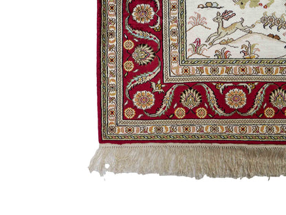 Feiner, handgeknüpfter Art Ghom aus Kunstseide. Ursprung China. Größe: 185 x 124 cm. Hauptfarben: Weiß, Creme, Rot. Vertrieb durch JUPITER Intl.