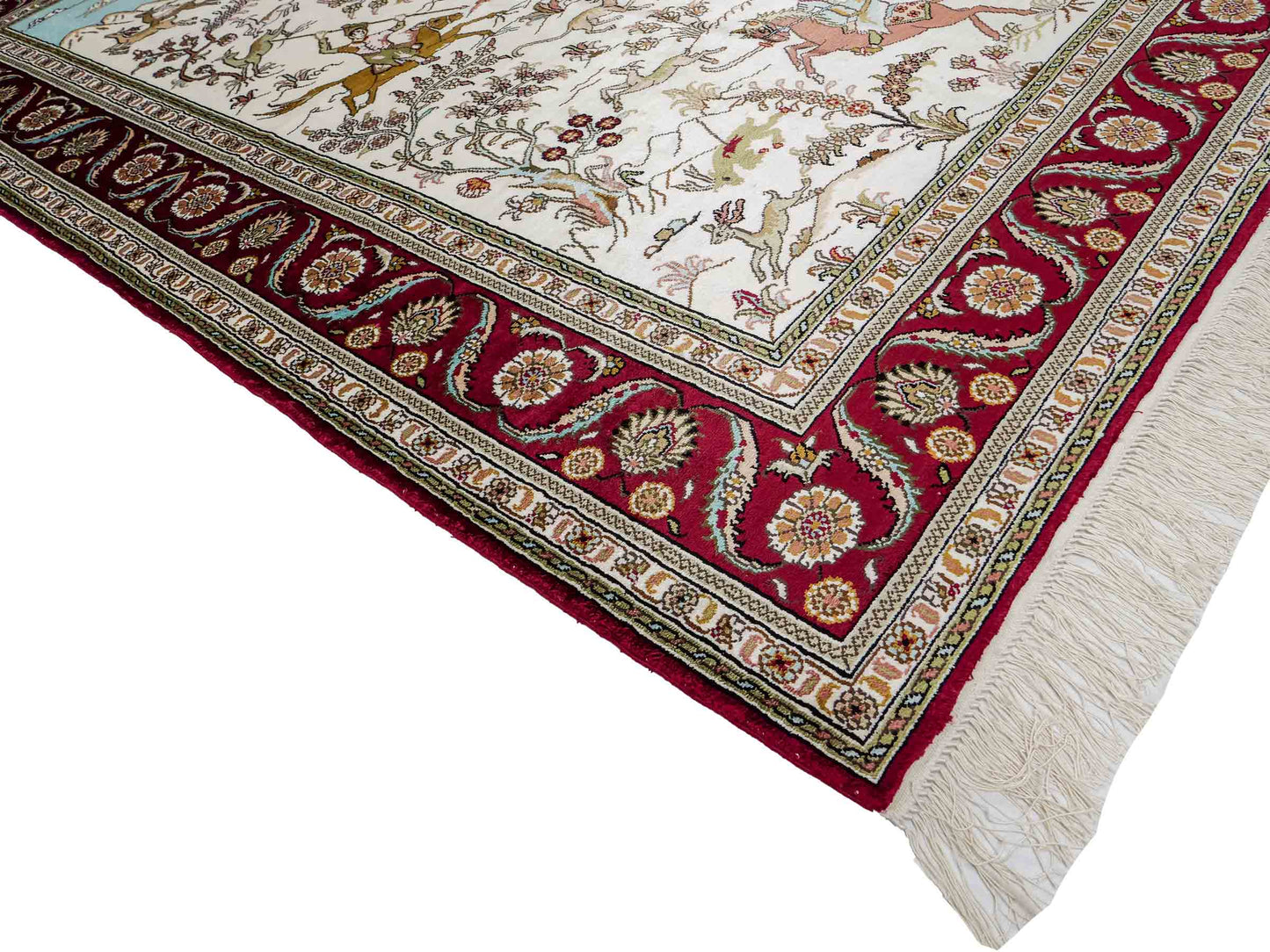 Feiner, handgeknüpfter Art Ghom aus Kunstseide. Ursprung China. Größe: 185 x 124 cm. Hauptfarben: Weiß, Creme, Rot. Vertrieb durch JUPITER Intl.