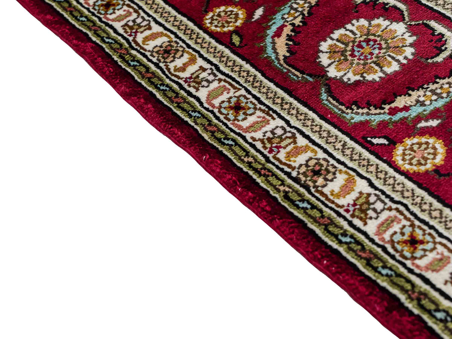 Feiner, handgeknüpfter Art Ghom aus Kunstseide. Ursprung China. Größe: 185 x 124 cm. Hauptfarben: Weiß, Creme, Rot. Vertrieb durch JUPITER Intl.