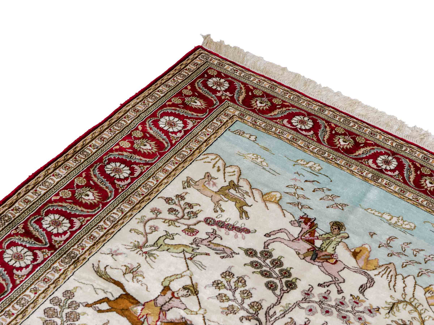 Feiner, handgeknüpfter Art Ghom aus Kunstseide. Ursprung China. Größe: 185 x 126 cm. Hauptfarben: Weiß, Creme, Rot. Vertrieb durch JUPITER Intl.