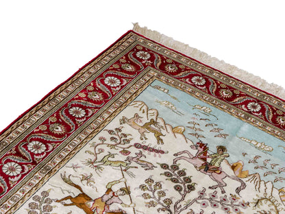Feiner, handgeknüpfter Art Ghom aus Kunstseide. Ursprung China. Größe: 185 x 126 cm. Hauptfarben: Weiß, Creme, Rot. Vertrieb durch JUPITER Intl.