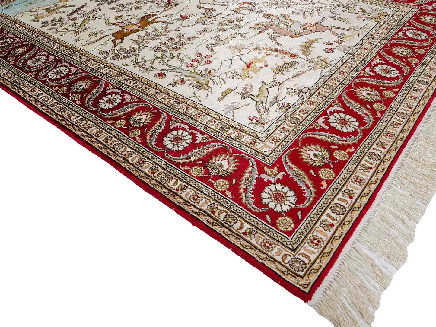 Feiner, handgeknüpfter Art Ghom aus Kunstseide. Ursprung China. Größe: 185 x 126 cm. Hauptfarben: Weiß, Creme, Rot. Vertrieb durch JUPITER Intl.