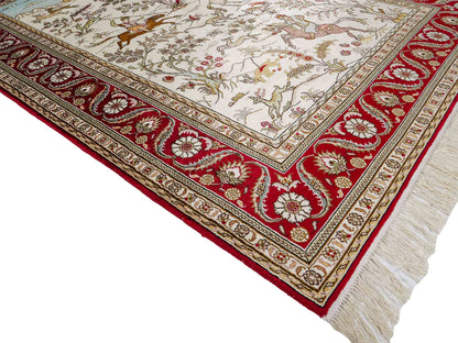 Feiner, handgeknüpfter Art Ghom aus Kunstseide. Ursprung China. Größe: 185 x 126 cm. Hauptfarben: Weiß, Creme, Rot. Vertrieb durch JUPITER Intl.