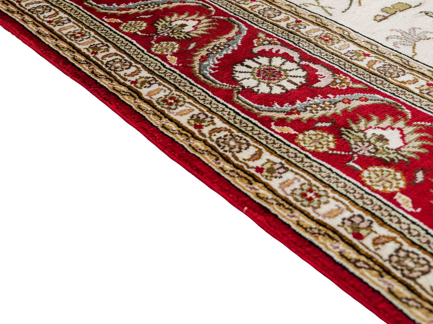 Feiner, handgeknüpfter Art Ghom aus Kunstseide. Ursprung China. Größe: 185 x 126 cm. Hauptfarben: Weiß, Creme, Rot. Vertrieb durch JUPITER Intl.