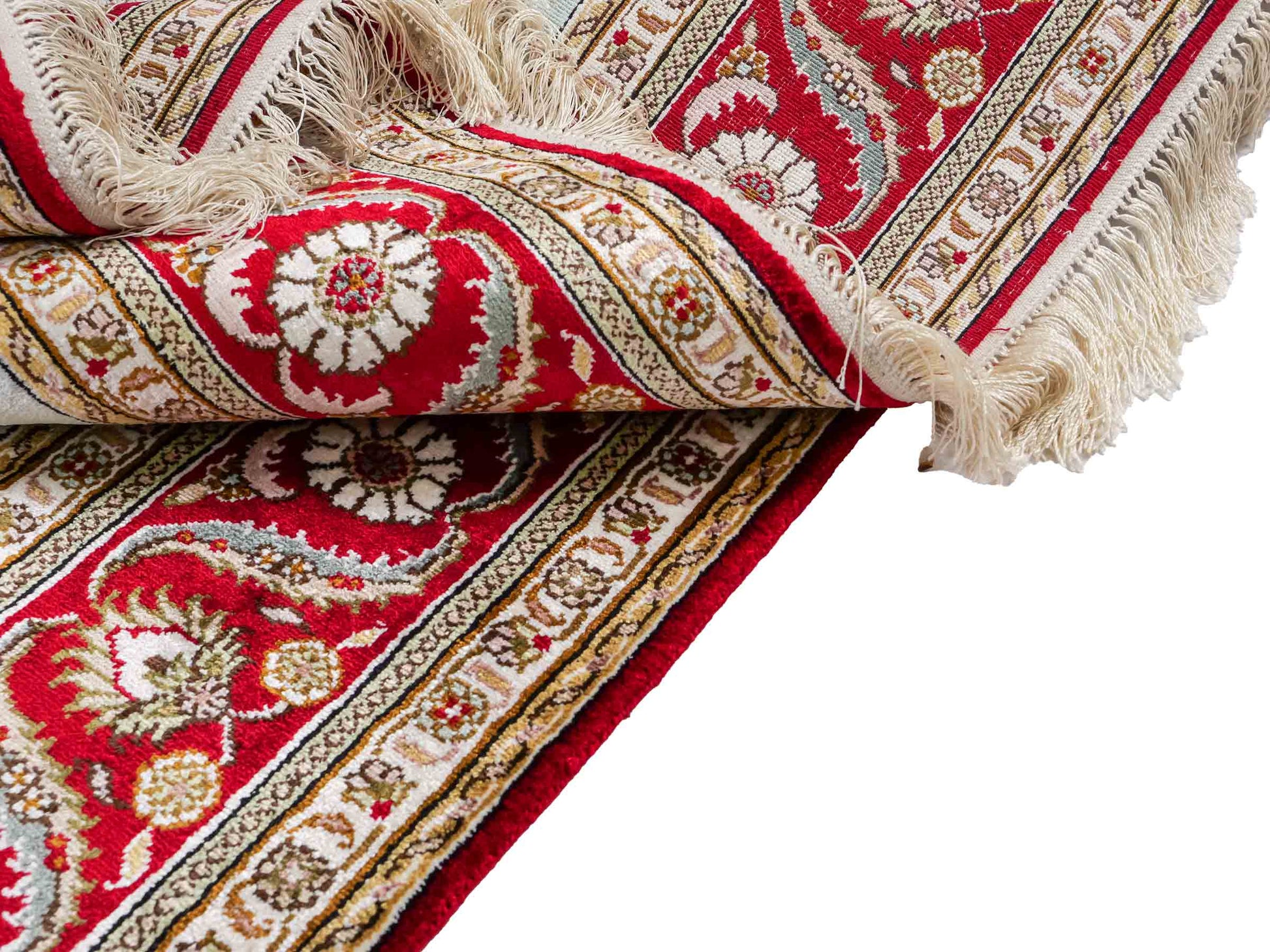 Feiner, handgeknüpfter Art Ghom aus Kunstseide. Ursprung China. Größe: 185 x 126 cm. Hauptfarben: Weiß, Creme, Rot. Vertrieb durch JUPITER Intl.
