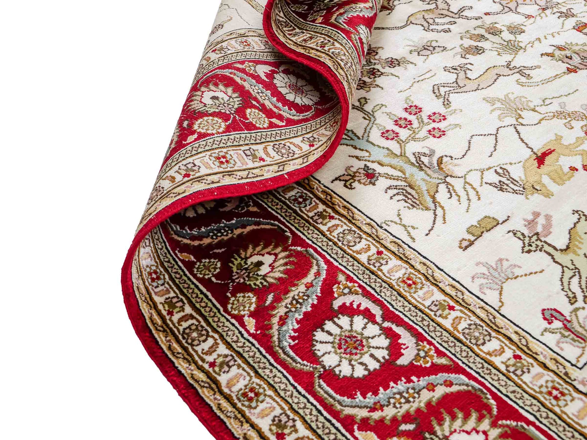 Feiner, handgeknüpfter Art Ghom aus Kunstseide. Ursprung China. Größe: 185 x 126 cm. Hauptfarben: Weiß, Creme, Rot. Vertrieb durch JUPITER Intl.
