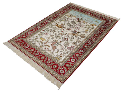 Feiner, handgeknüpfter Art Ghom aus Kunstseide. Ursprung China. Größe: 185 x 126 cm. Hauptfarben: Weiß, Creme, Rot. Vertrieb durch JUPITER Intl.