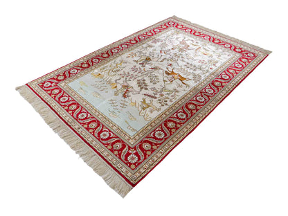 Feiner, handgeknüpfter Art Ghom aus Kunstseide. Ursprung China. Größe: 185 x 126 cm. Hauptfarben: Weiß, Creme, Rot. Vertrieb durch JUPITER Intl.
