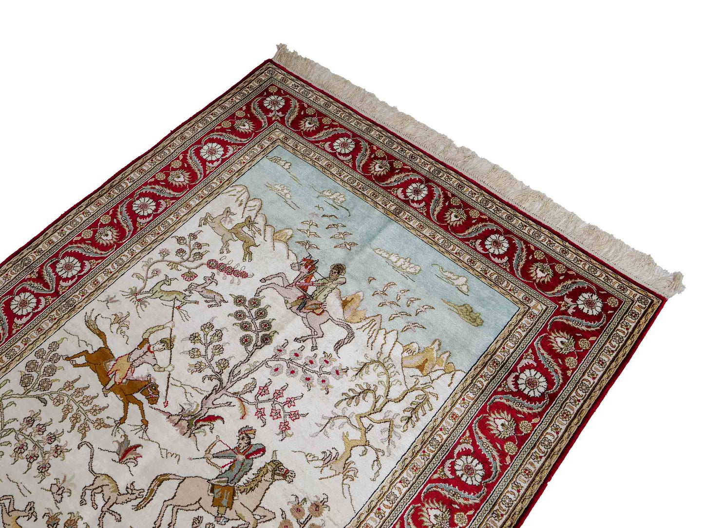 Feiner, handgeknüpfter Art Ghom aus Kunstseide. Ursprung China. Größe: 185 x 126 cm. Hauptfarben: Weiß, Creme, Rot. Vertrieb durch JUPITER Intl.