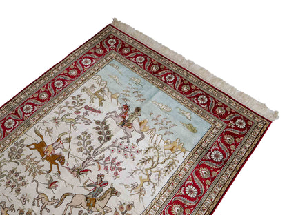 Feiner, handgeknüpfter Art Ghom aus Kunstseide. Ursprung China. Größe: 185 x 126 cm. Hauptfarben: Weiß, Creme, Rot. Vertrieb durch JUPITER Intl.
