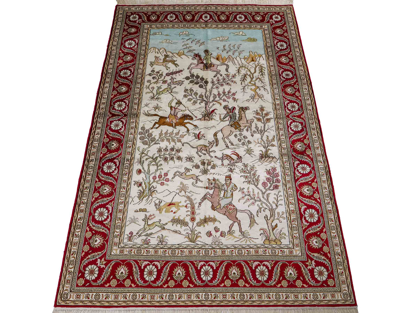 Feiner, handgeknüpfter Art Ghom aus Kunstseide. Ursprung China. Größe: 185 x 126 cm. Hauptfarben: Weiß, Creme, Rot. Vertrieb durch JUPITER Intl.