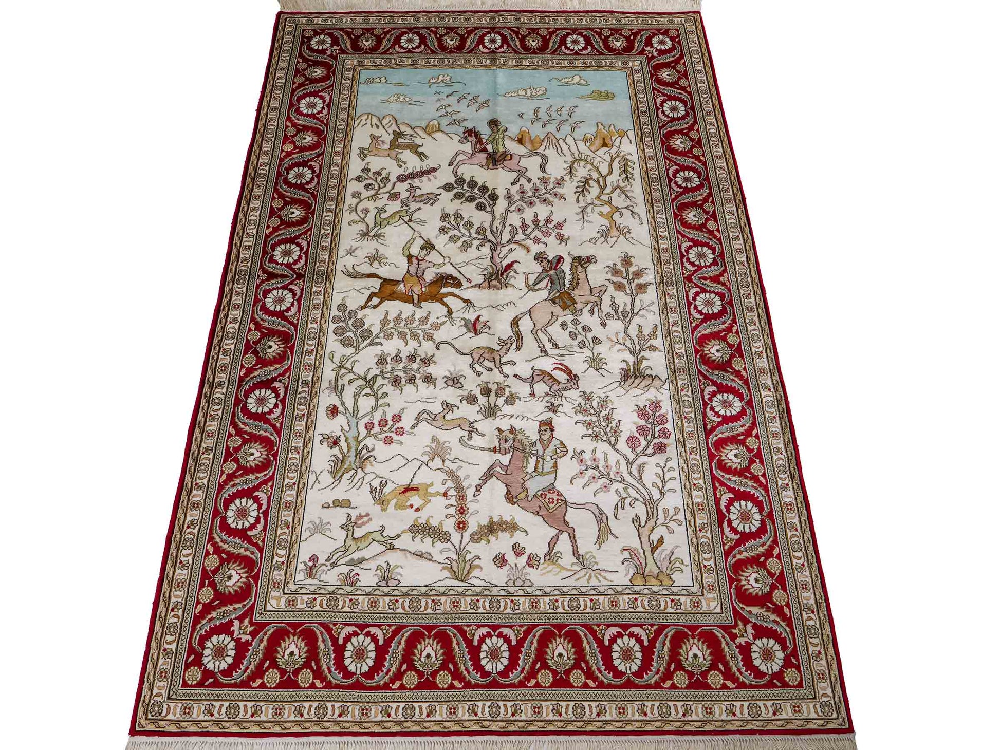 Feiner, handgeknüpfter Art Ghom aus Kunstseide. Ursprung China. Größe: 185 x 126 cm. Hauptfarben: Weiß, Creme, Rot. Vertrieb durch JUPITER Intl.