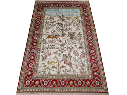 Feiner, handgeknüpfter Art Ghom aus Kunstseide. Ursprung China. Größe: 185 x 126 cm. Hauptfarben: Weiß, Creme, Rot. Vertrieb durch JUPITER Intl.
