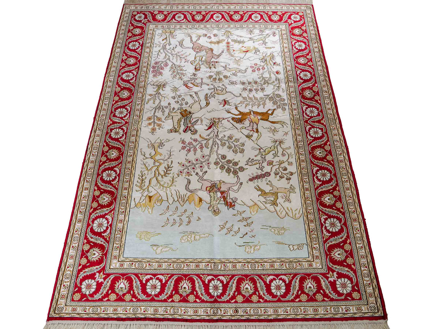 Feiner, handgeknüpfter Art Ghom aus Kunstseide. Ursprung China. Größe: 185 x 126 cm. Hauptfarben: Weiß, Creme, Rot. Vertrieb durch JUPITER Intl.