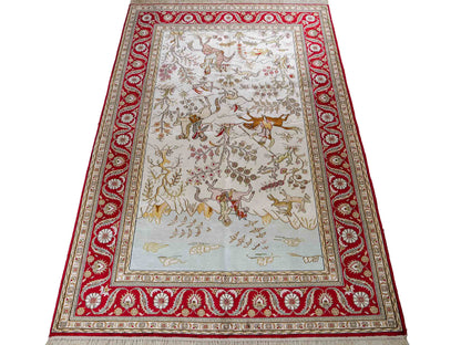 Feiner, handgeknüpfter Art Ghom aus Kunstseide. Ursprung China. Größe: 185 x 126 cm. Hauptfarben: Weiß, Creme, Rot. Vertrieb durch JUPITER Intl.