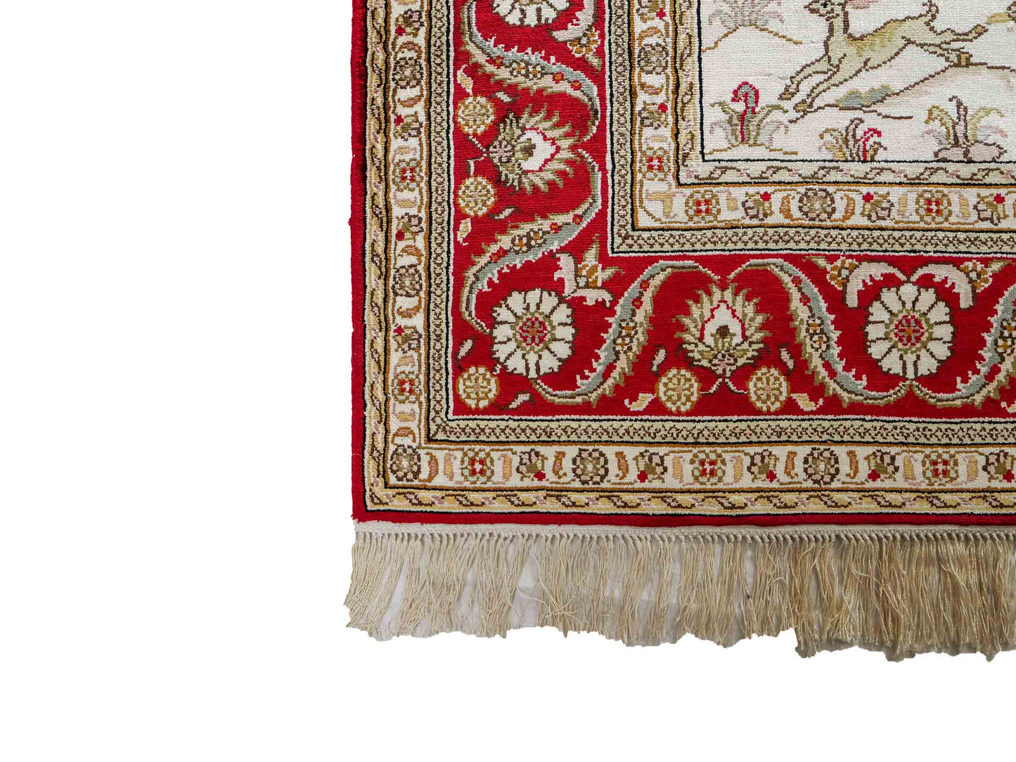 Feiner, handgeknüpfter Art Ghom aus Kunstseide. Ursprung China. Größe: 185 x 126 cm. Hauptfarben: Weiß, Creme, Rot. Vertrieb durch JUPITER Intl.