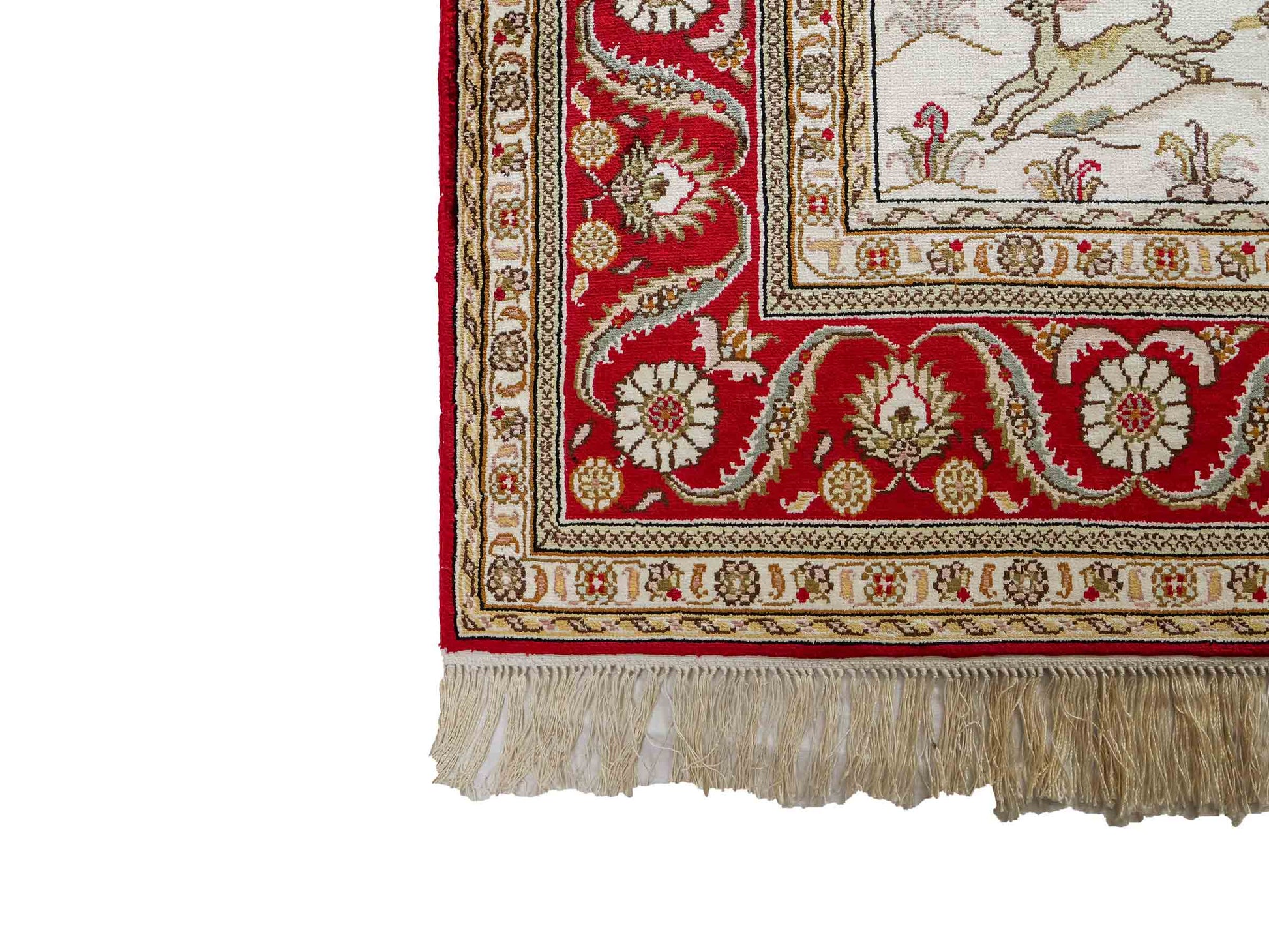 Feiner, handgeknüpfter Art Ghom aus Kunstseide. Ursprung China. Größe: 185 x 126 cm. Hauptfarben: Weiß, Creme, Rot. Vertrieb durch JUPITER Intl.